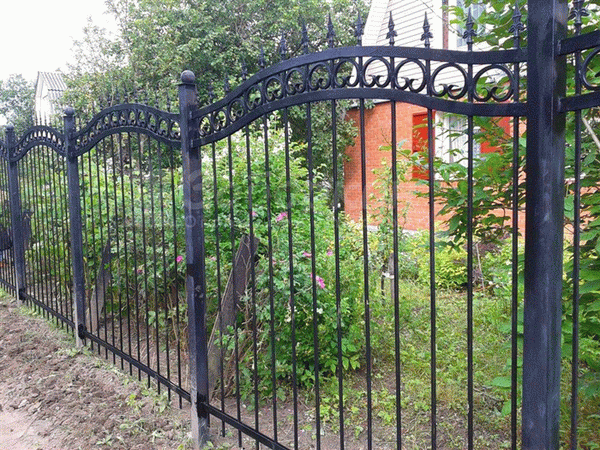 Забор рядом с домом
